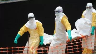 3 personne en combinaisons intégrale transportant un brancard 