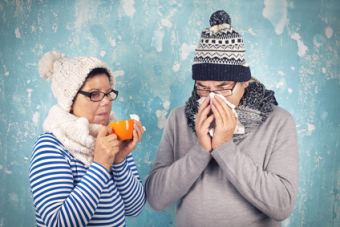 Une femme et un homme luttant contre le froid 