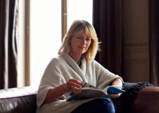 femme lisant dans un canapé