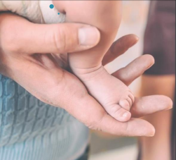 bébé à bras