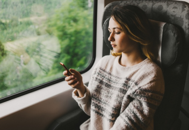 femme passant un appel dans un train