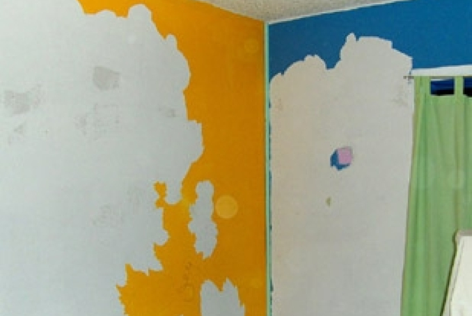 Peinture écaillée sur un mur
