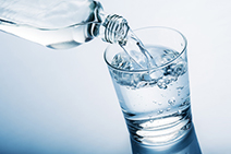 Bouteille qui verse de l'eau dans un verre