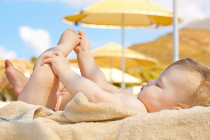 Bébé qui bronze sous un parasol