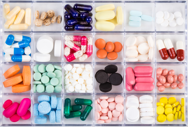 pilulier avec différents médicaments