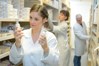 Un professionnel de santé dans une pharmacie