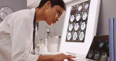 Un professionnel de santé travaillant sur un ordinateur portable
