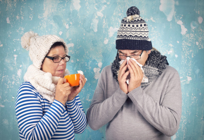 Une femme et un homme luttant contre le froid 