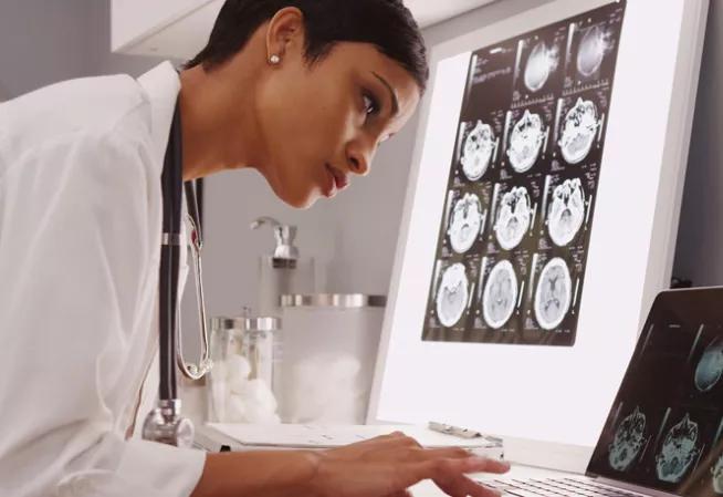 Un professionnel de santé travaillant sur un ordinateur portable