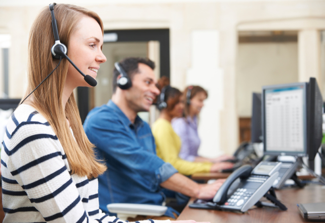 vue sur un centre d'appel avec plusieurs hôtesses en communication