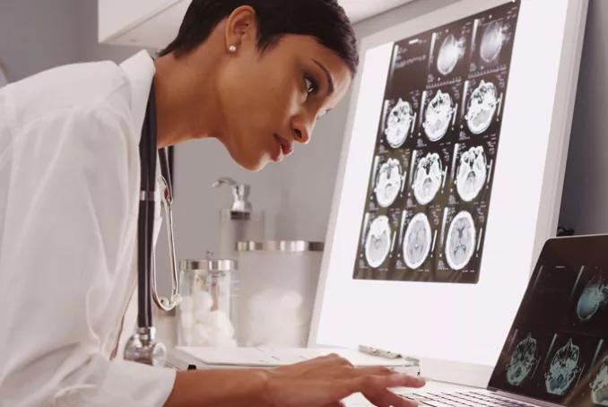 Un professionnel de santé travaillant sur un ordinateur portable