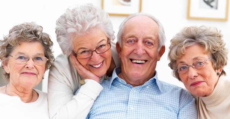 personnes âgées souriantes