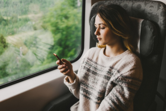 femme passant un appel dans un train