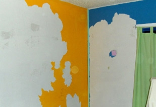 Peinture écaillée sur un mur