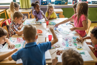 Enfants en classe de maternelle