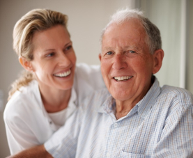 Patient et infirmière souriant