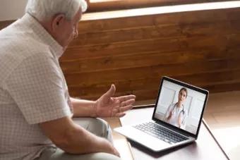 homme en téléconsultation avec son médecin