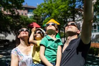 famille portant des lunettes lors d'une éclipse solaire