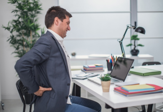 personne ayant mal au dos au bureau