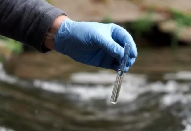 prélèvement d'eau dans la nature dans un tube à essai