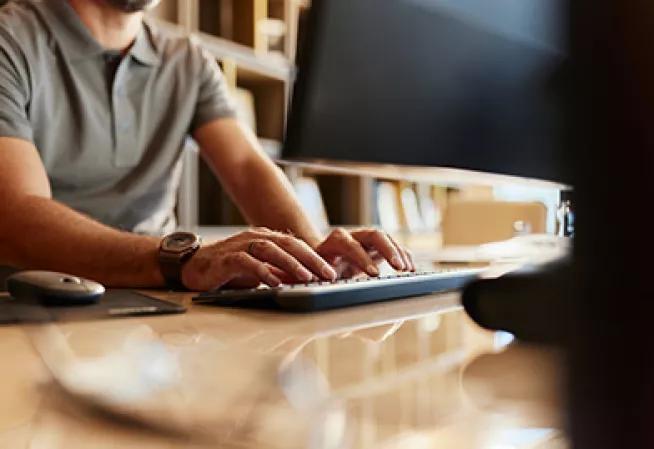 personne travaillant sur ordinanteur / saisie informatique