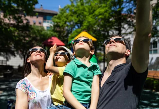 famille portant des lunettes lors d'une éclipse solaire