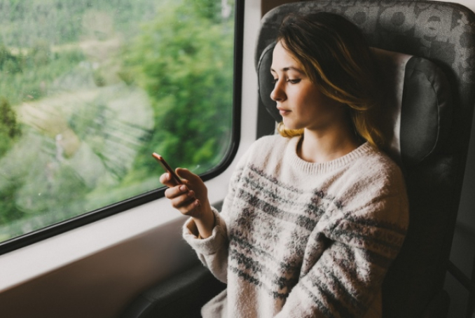 femme passant un appel dans un train