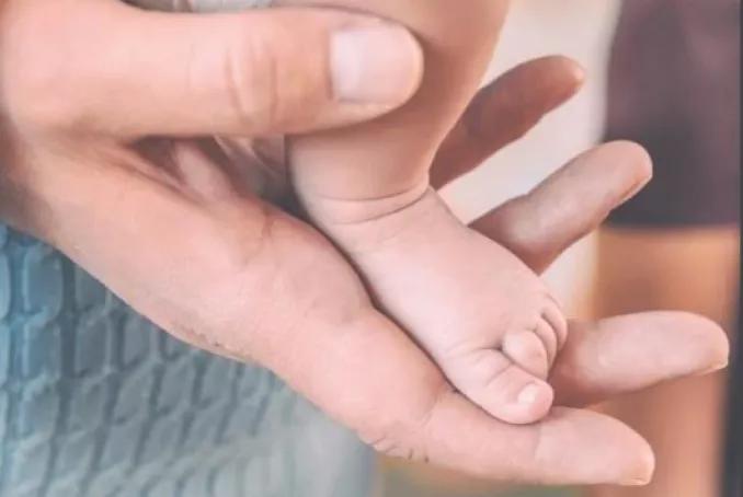 bébé à bras