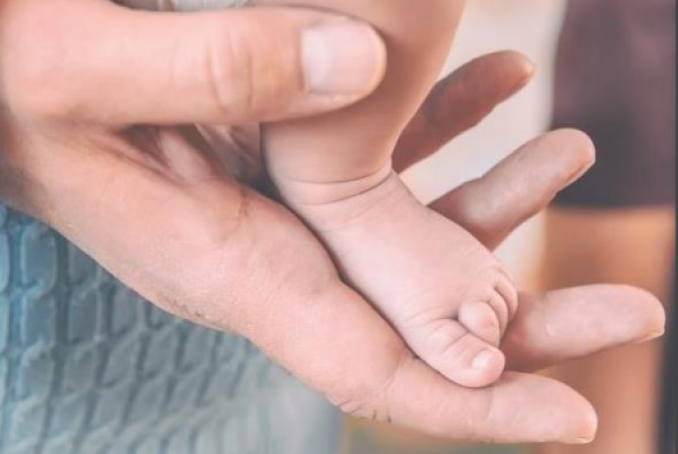 bébé à bras