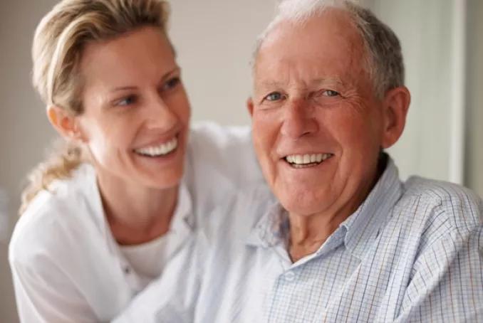 Patient et infirmière souriant