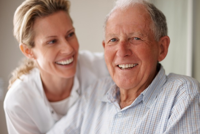 Patient et infirmière souriant