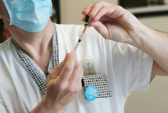 infirmier préparant une dose de vaccin à injecter
